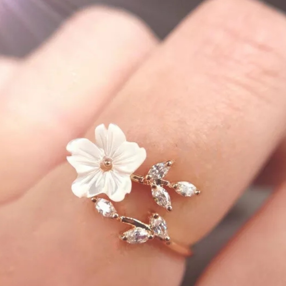 NEW! Stunning Gold-colored Flower Ring